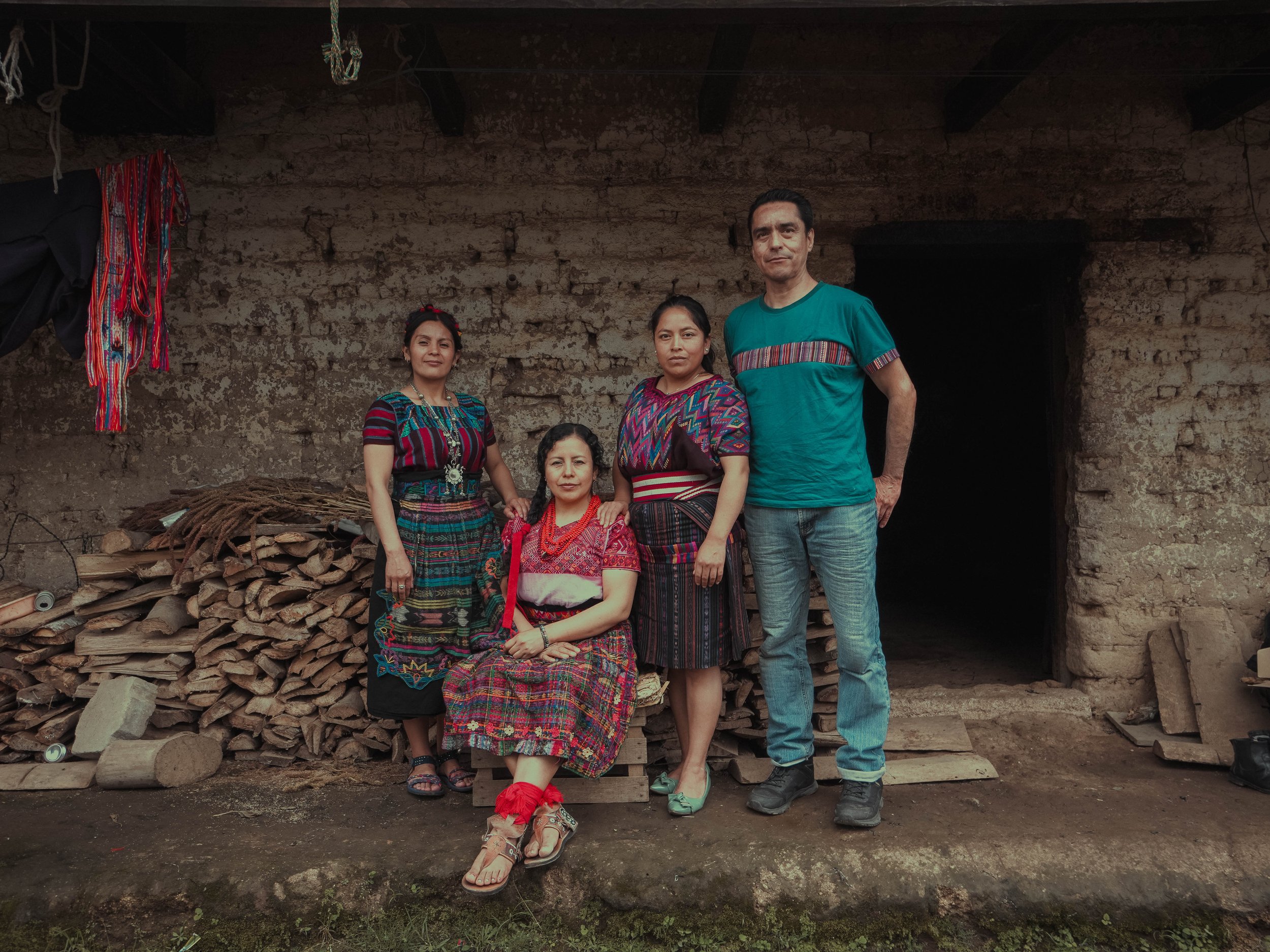  Mujeres Ajchowen junto a su director teatral mestizo. Foto de Alex PV 